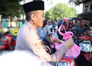 Kapolres Bersama Ketua Bhayangkari Bagi Takjil Ke Warga Sabang