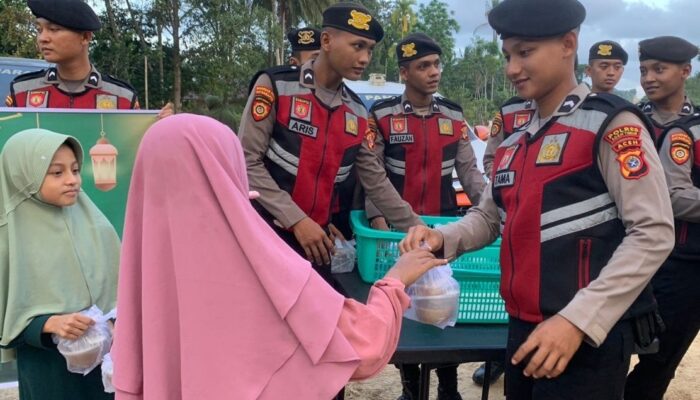 HUT Sabhara, Polisi Bagi Takjil