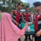 Personel Satuan Sabhara Polres Aceh Timur membagi takjil ke warga Lhok Asahan, Idi Timur, Aceh Timur, Selasa (19/3). Waspada/H. Muhammad Ishak