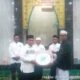 Penceramah dari MUI Batubara Ustadz Yusri menyerahkan cenderamata kepada pengurus Masjid Nurul Hasanah Simpang Kopi.(Waspada/Agusdiansyah Hasibuan)