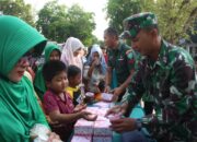 Prajurit Dan Persit Kodim 0104/Aceh Timur Bagi Takjil Ke Pengguna Jalan