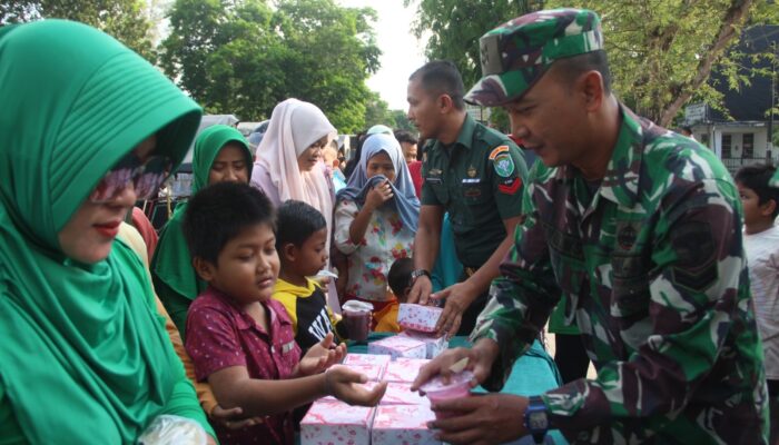 Prajurit Dan Persit Kodim 0104/Aceh Timur Bagi Takjil Ke Pengguna Jalan