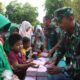 Prajurit Kodim 0104/Aceh Timur bersama Persit Kartika Chandra Kirana Cabang XXI Dim 0104 Koorcab Rem 011 PD Iskandar Muda membagikan takjil kepada pengguna jalan di Lapangan Merdeka, Gampong Jawa, Kec. Langsa Lama, Kota Langsa tersebut, Selasa (19/3) sore. Waspada/dede