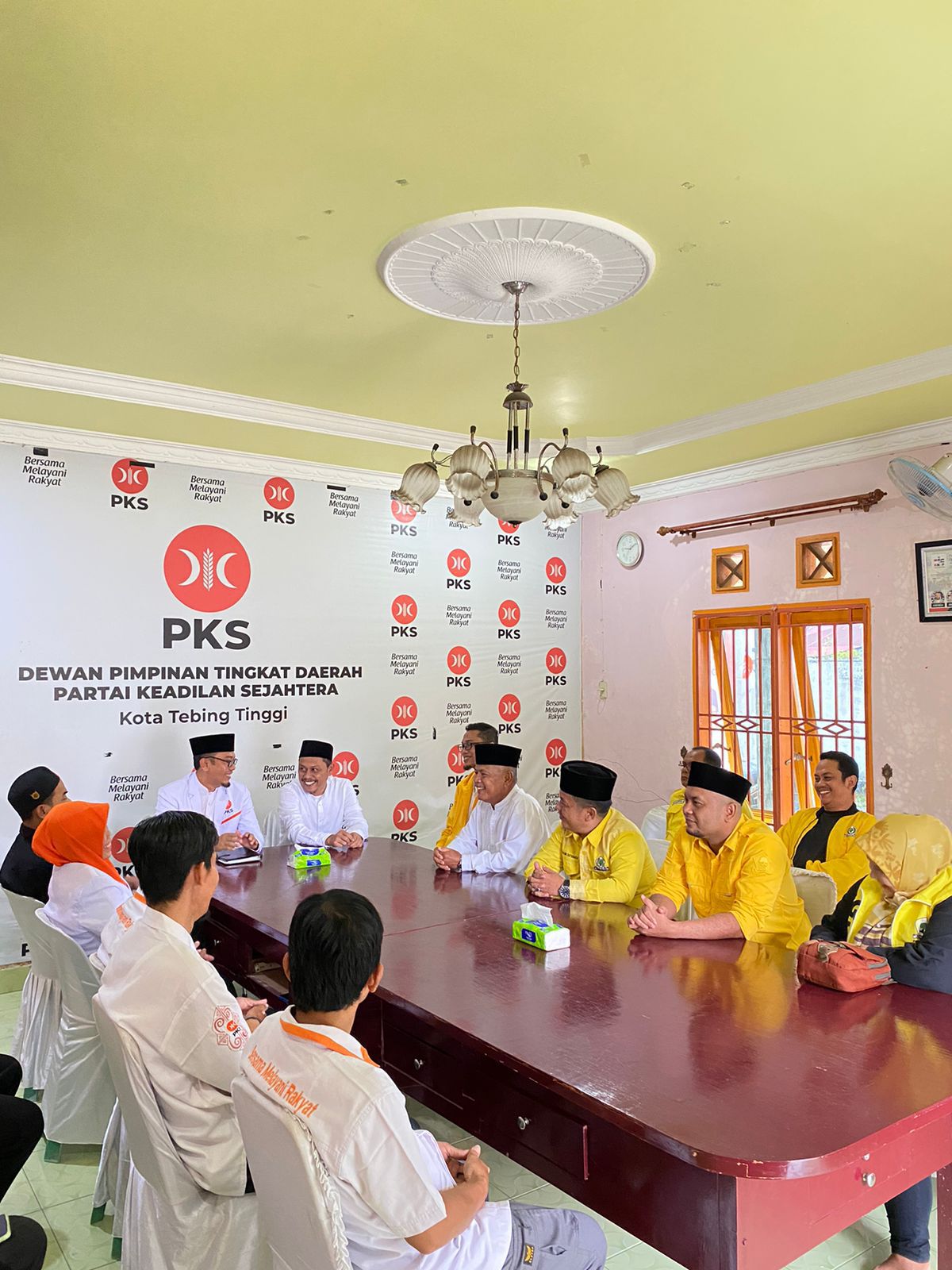Basyaruddin Nasution, SH, MH dan Muheri, SH serta seluruh kader PKS dan Partai Golkar Kota Tebingtinggi saat di kantor DPD PKS Kota Tebimgtinggi, Jumat(29/3). Waspada/Ist