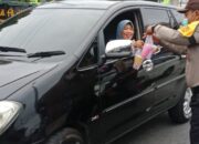 Bhabinkamtibmas Polres P.Siantar Bagi Takjil