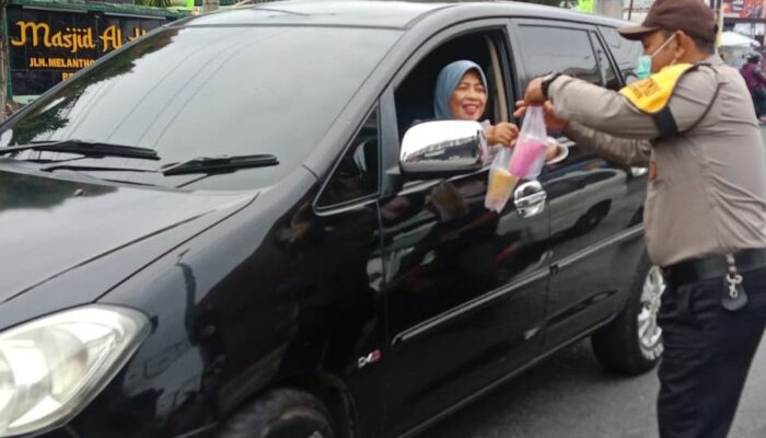 Bhabinkamtibmas Polres P.Siantar Bagi Takjil