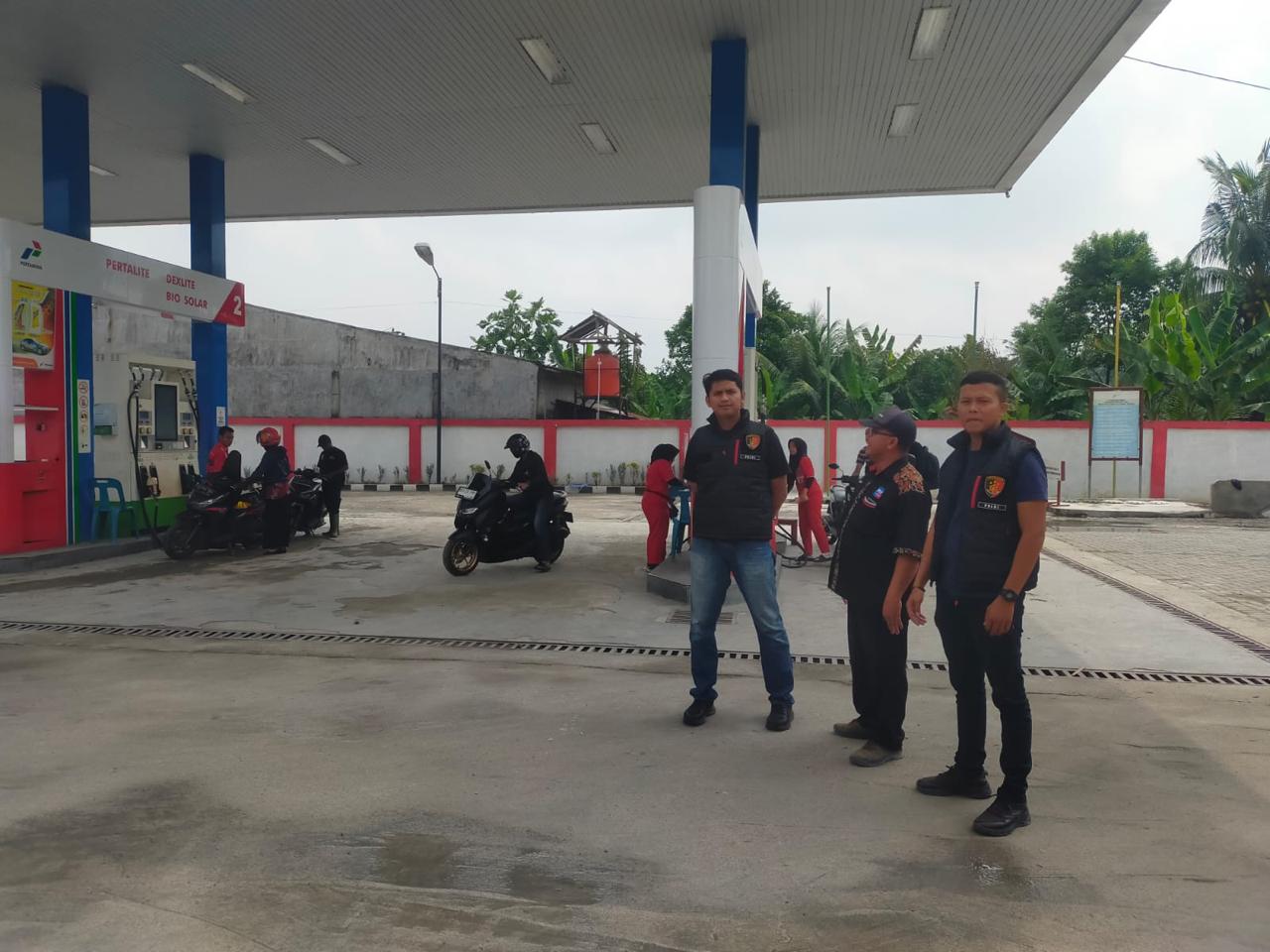 Unit Ekonomi Sat Reskrim Polres Langkat melakukan patroli  di sejumlah SPBU yang ada di Kabupaten Langkat, Sabtu (30/3/2024). Waspada/ist 