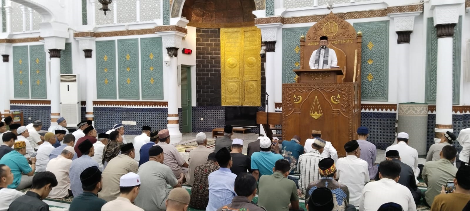 Kakanwil Kemenag Aceh Drs.Azhari sedang memberikan tausyiah pada malam kesembilan ramadan di Masjid Raya Baiturrahman, Banda Aceh, Selasa (19/03/24) malam.(Waspada/T.Mansursyah)