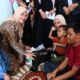 Ketua LKKS Aceh Besar, Cut Rezky Handayani SIP MM menyerahkan bantuan secara simbolis kepada salah satu anak disabilitas pada acara "Berbagi dibulan suci Ramdan raih berkah dan pahala" di Kantor YaSDA, Gampong Meunasah Papeun, Kecamatan Krueng Barona Jaya, Aceh Besar, Sabtu (30/3). (Waspada/Ist)