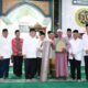 BUPATI Deliserdang HM Ali Yusuf Siregar menyerahkan bingkisan dan perlengkapan shalat kepada Ketua BKM Al Ikhlas Dusun III Desa Naga Timbul Kecamatan Tanjungmorawa Kabupaten Deliserdang Guntur Batubara pada Safari Ramadhan perdana Pemkab Deliserdang, Selasa (19/3) sore. (Waspada/Khairul K Siregar/B)