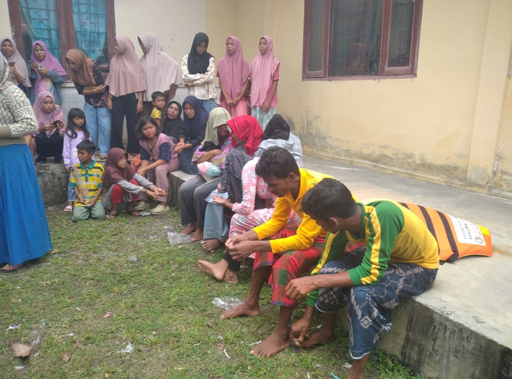 Pengungsi yang diselamatkan di laut Aceh Barat Kecamatan Samatiga, Rabu (20 /3).(Waspada/Ist)