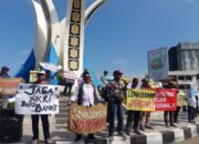 Puluhan Warga Demo Tolak Pemilu Curang Di Simpang Lima