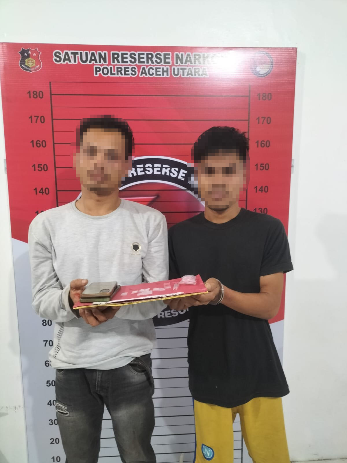 Dua tersangka penyalahgunaan Narkoba jenis sabu, Senin (18/3) di Gampong Blang Kabu Kecamatan Samudera, Aceh Utara.(Waspada/ist)
