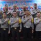 Kabag Ops Kompol Tenang Krisna Purba (tujuh kiri) mewakili Kapolres AKBP Yogen Heroes Baruno menyambut dan pose bersama dengan Tim Biro Ops dan Ditlantas Poldasu dan lainnya saat tim melakukan supervisi Ops Keselamatan Toba 2024 terhadap 15 Polres jajaran Poldasu di aula Widya Satya Brata Mapolres Pematangsiantar, Jl. Jend. Sudirman, Rabu (20/3).(Waspada-Ist).