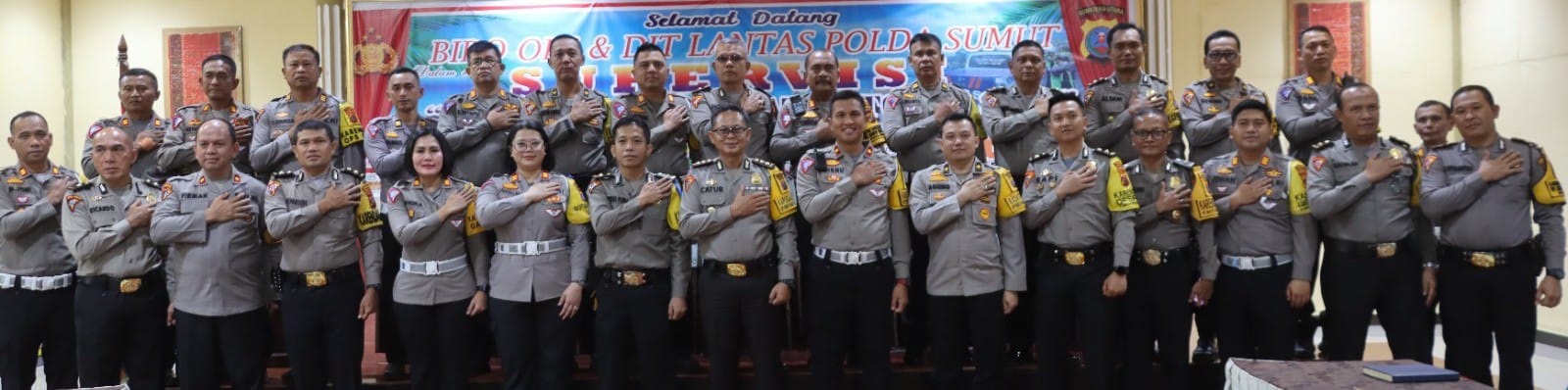 Kabag Ops Kompol Tenang Krisna Purba (tujuh kiri) mewakili Kapolres AKBP Yogen Heroes Baruno menyambut dan pose bersama dengan Tim Biro Ops dan Ditlantas Poldasu dan lainnya saat tim melakukan supervisi Ops Keselamatan Toba 2024 terhadap 15 Polres jajaran Poldasu di aula Widya Satya Brata Mapolres Pematangsiantar, Jl. Jend. Sudirman, Rabu (20/3).(Waspada-Ist).