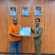 Pj Wali Kota Langsa, Syaridin saat menerima penghargaan dari Ketua Yayasan Advokasi Rakyat Aceh (YARA), Safaruddin atas capaian Adipura Kota Langsa, diruang kerja Pj Wali Kota Langsa, Rabu (20/3).Waspada/Rapian.