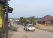 Proyek Multi Years, peningkatan jalan provinsi di Desa Panyabungan, Kecamatan Hutaraja Tinggi, Kabupaten Padanglawas terbengkalai dan menghasilkan banyak debu, membuat warga mengeluh.(Waspada/Idaham Butar Butar)