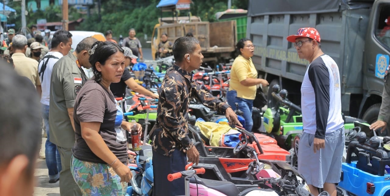 Pemkab Simalungun Tertibkan Pedagang Kaki Lima Dari Pantai Bebas Parapat