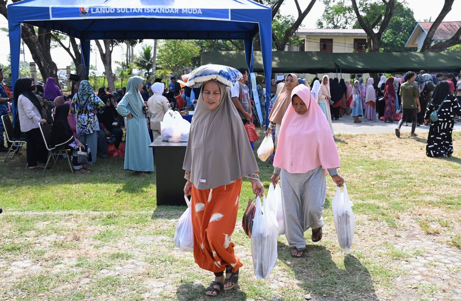 Danlanud Edi Sasmoyo Dan Pj Bupati Iswanto Gelar Bazar Pangan Murah