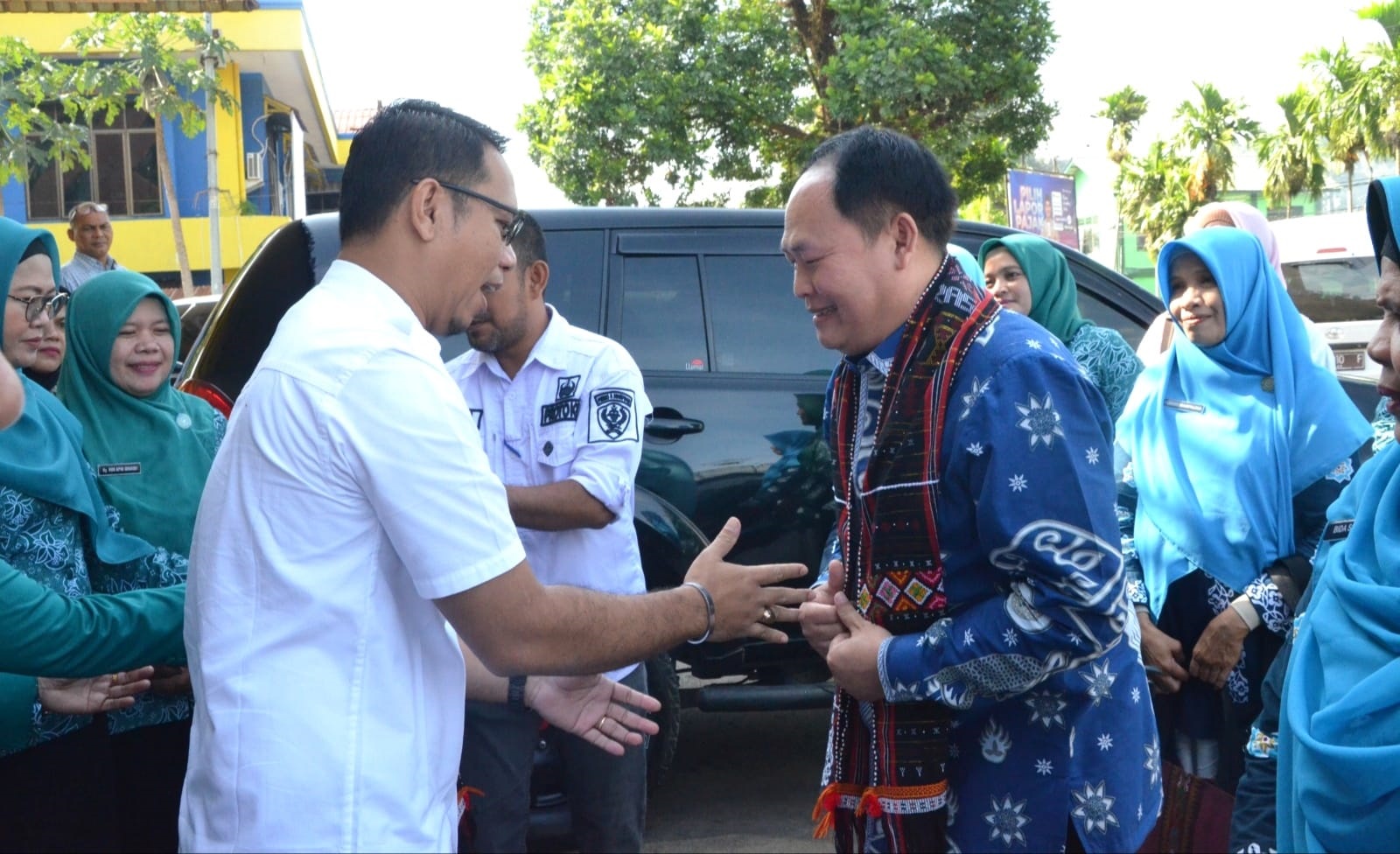 Plt. Sekretaris Daerah Kota Padangsidimpuan, Roni Gunawan Rambe, S. STP, M.Si (kiri) menyambut kedatangan Riza Vahlevi Lubis selaku Ketua Tim Supervisi TP. PKK Provinsi Sumut di Gedung Adam Malik, Padangsidimpuan, Rabu (6/3).Waspada/ist.