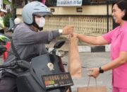 Ketua Bhayangkari Polres P.Siantar Bagi-bagi Takjil Ke Pengendara