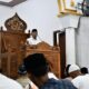 Pj Wali Kota Banda Aceh, Amiruddin, berbicara di depan masyarakat Desa Emperom di masjid Liwaul Hamdi dalam rangkaian Safari Ramadan Pemko. (Waspada/Zafrullah)