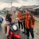 Ketua MPC PP Palas Risman Hasibuan, S.Sos didampingi pengurus dan anggota membagikan takjil kepada pengendara di Jl. KH Dewantara Sibuhuan, Rabu (20/3) (Waspada/Muhammad Satio)