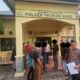 Anak-anak yang terlibat kesalahpahaman foto bersama usai penyelaian masalah oleh aparat Polsek Peukan Bada. (Waspada/Ist)