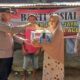 Warga kurang mampu di Gampong Cot Bada menerima bantuan sembako dari Polresta Banda Aceh. (Waspada/Ist)