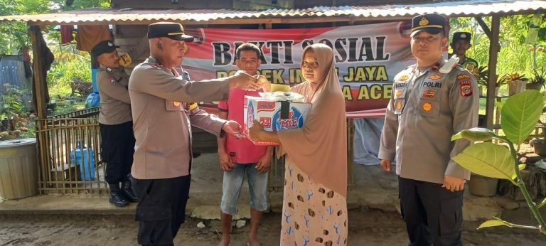 Warga kurang mampu di Gampong Cot Bada menerima bantuan sembako dari Polresta Banda Aceh. (Waspada/Ist)