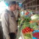 Bhabinkamtibmas Polsek Siantar Barat Polres Pematangsiantar Aiptu Alexander dan Aiptu Wellinton Nababan melakukan pencekan dan monitoring ketersediaan serta harga bahan pangan di Pasar Horas mulai Minggu (10/3).(Waspada-Ist).