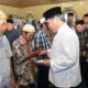 BUPATI Deliserdang HM Ali Yusuf Siregar didampingi Ketua Baznas H.Surya Putra, Plt.Kakan Kemenag H.Fachrizal menyerahkan tali asih kepada penggali kubur dan bilal mayit saat kunjungan hari kedua Tim Safari Ramadhan 1445 H/2024 M Pemkab Deliserdang di Masjid Raya Petumbukan Kec.Galang, Rabu (20/3) sore.- (Waspada/Khairul K Siregar/B).