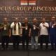 Sebagian peserta Fokus Group Discusion (FGD), terkait penolakan terhadap etnis Rohingya di Aceh, foto bersama usai kegiatan. Bertempat di aula Hermes Palace Hotel, Kota Banda Aceh. Kamis (21/3).Waspada/Ist