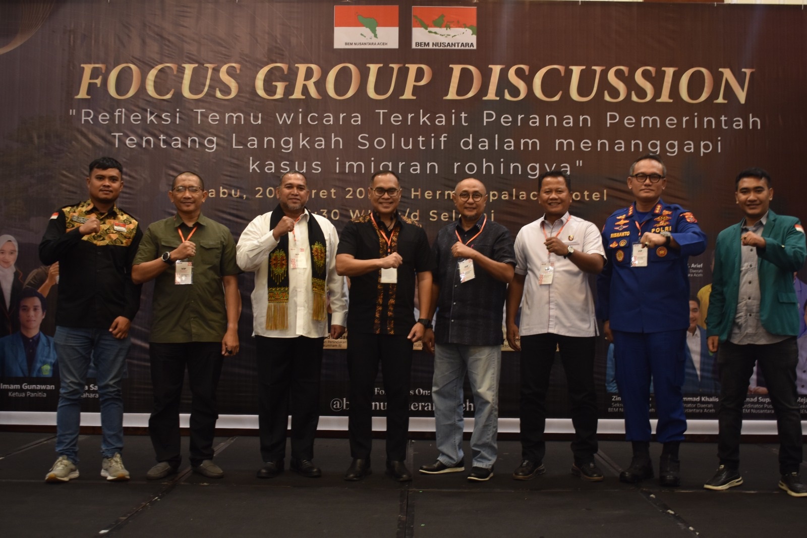 Sebagian peserta Fokus Group Discusion (FGD), terkait penolakan terhadap etnis Rohingya di Aceh, foto bersama usai kegiatan. Bertempat di aula Hermes Palace Hotel, Kota Banda Aceh. Kamis (21/3).Waspada/Ist