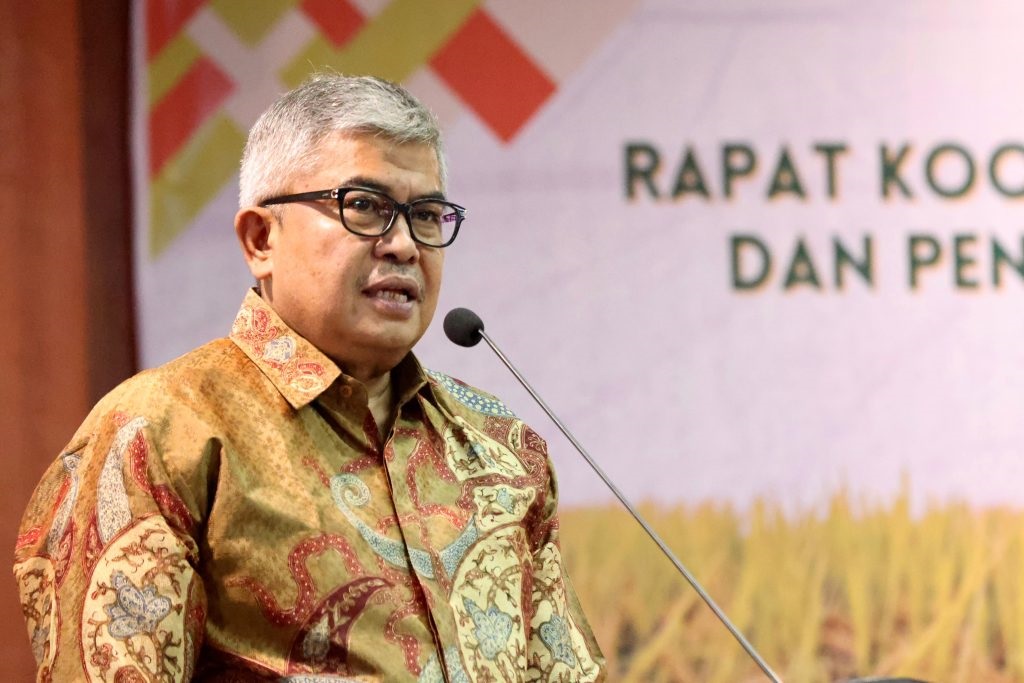 Penjabat Gubernur Aceh, Bustami Hamzah, membuka sekaligus memberi pengarahan pada rapat koordinasi percepatan tanam dan peningkatan produksi padi di Aceh, yang berlangsung di Gedung Serbaguna Setda Aceh, Kamis (21/3). (Waspada/Zafrullah)