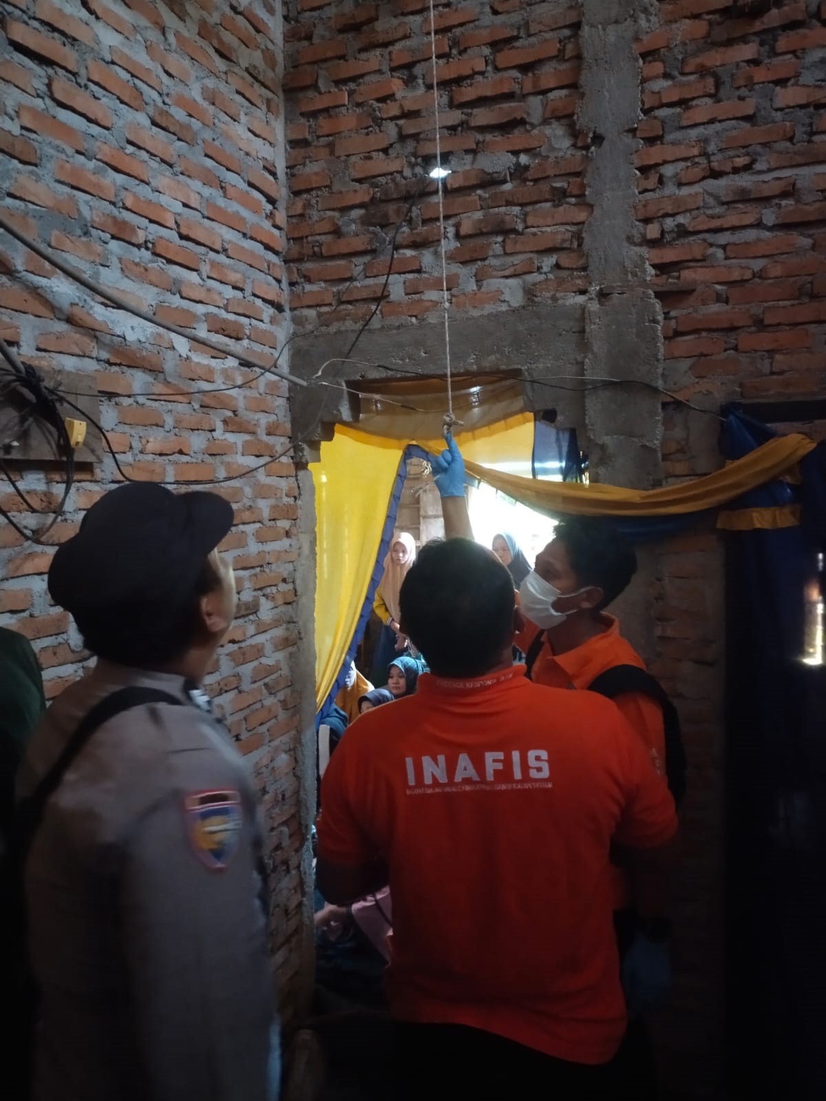 Tim Inafis Polres Aceh Tamiang saat melakukan olah TKP penemuan warga dugaan bunuh diri di Suka Makmur,Kecamatan Kejuruan Muda, Aceh Tamiang.(Waspada/Ist).