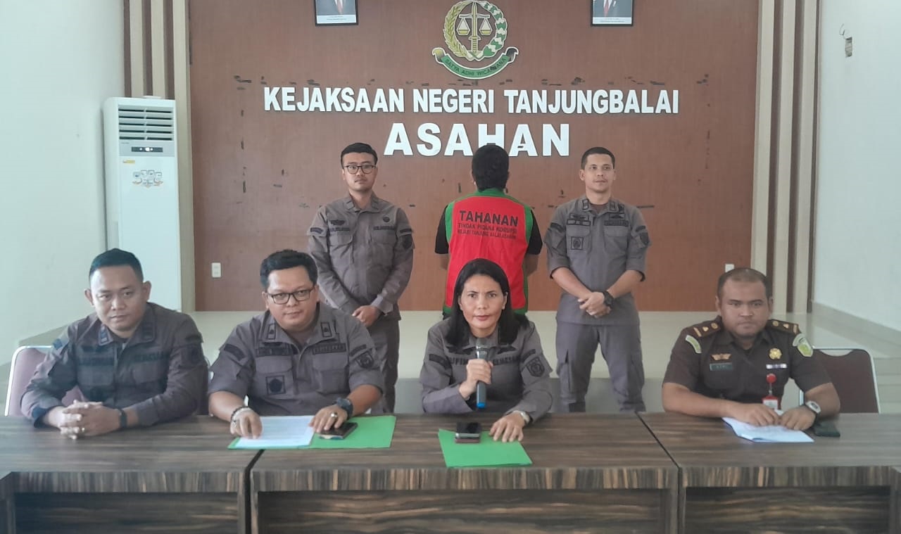 Kepala Kejari Tanjungbalai Asahan, Rufina Ginting didampingi Kasi Intelijen, Andi Sitepu, dan Kasi Pidsus, Azmi memberikan keterangan pers penetapan ESL sebagai tersangka. Waspada/Rasudin Sihotang