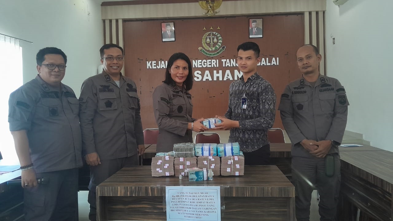 Kepala Kejaksaan Negeri Tanjungbalai, Rufina Ginting didampingi Kasi Intelijen, Andi Sitepu, menyerahkan uang sitaan tindak pidana pencucian uang narkotika kepada Bank Mandiri melalui transfer Bank BRI. Waspada/Rasudin Sihotang