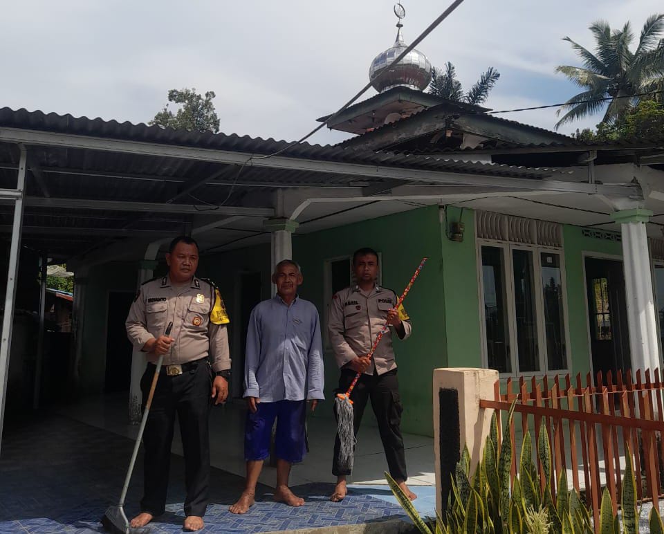 Personel Polsek Siantar Marihat Polres Pematangsiantar bersama warga ramai-ramai membersihkan Masjid Al Hidayah dalam menyambut bulan suci Ramadan 1445 H, Minggu (10/3).(Waspada-Ist).
