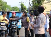 Polwan Polres Langkat Bagikan Takjil Kepada Warga 