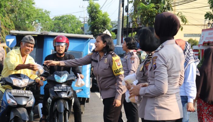 Polwan Polres Langkat Bagikan Takjil Kepada Warga 