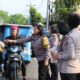 Personel Polwan Polres Langkat membagikan takjil kepada warga dan pengguna jalan yang melintas di depan Polsek Stabat, Kamis (21/3/24). Waspada/ist 