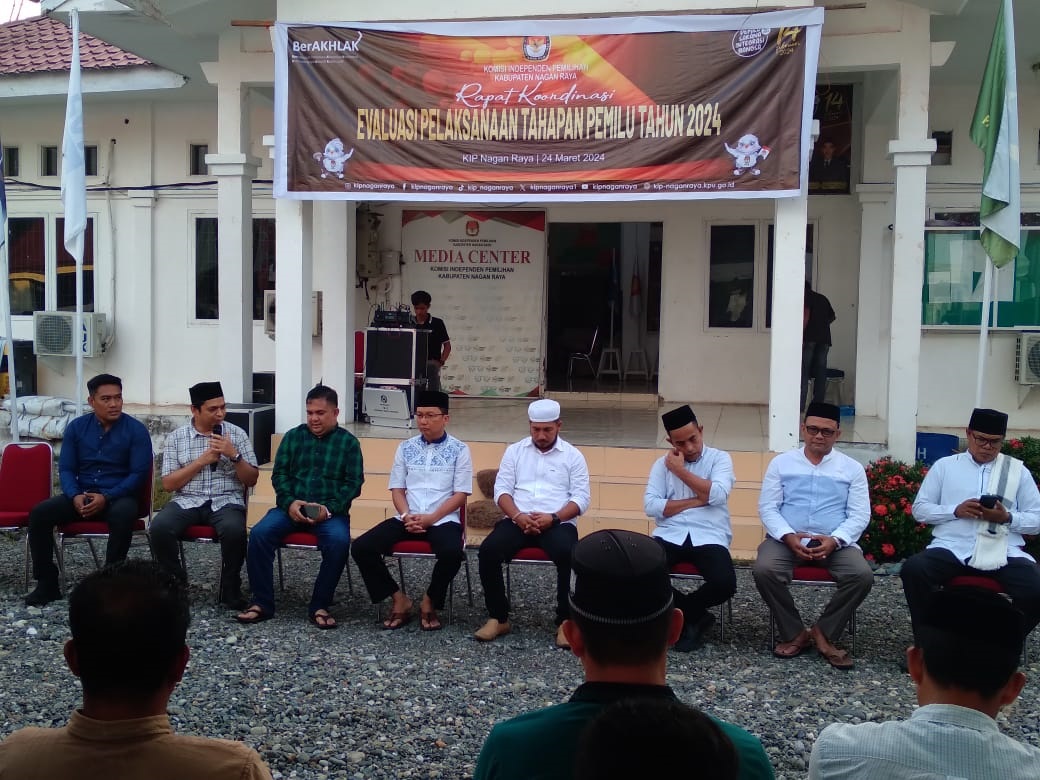 KIP Nagan Raya saat melakukan acara buka puasa bersama di halaman kantor KIP, Minggu (24/3).(Waspada/Muji Burrahman)