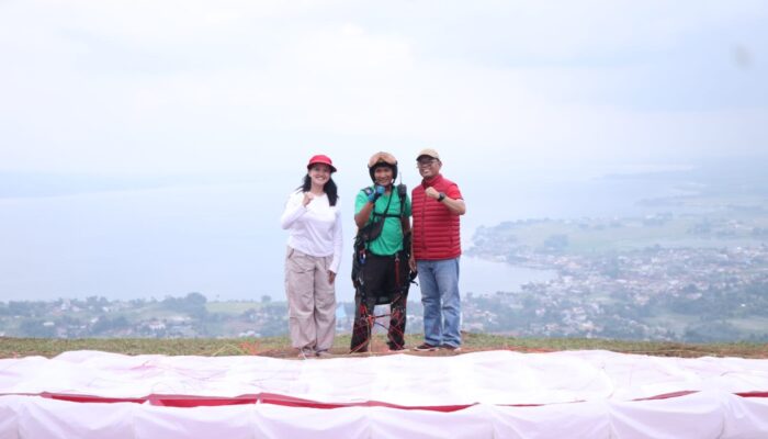 Bupati Toba Saksikan Paralayang Dari Puncak Sibodiala