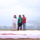 Bupati Toba, Poltak Sitorus bersama Ketua TP-PKK Ny. Rita Marlina Poltak Sitorus foto bersama penerbang Toba Jonni Sirait foto bersama sebelum Jonni terbang paralayang dari Puncak Bukit Sibodiala, Minggu (23/3). Waspada/Ist