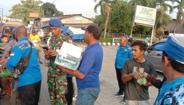 Jalin Silaturahmi, Satkom Wira Waskita POM AU Berbagi Takjil Dan Sembako