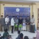 Tgk Ahmada, Mawardi Ali, Muhibuddin Ucok, Ketua HIMAB Isratullah dan 3 orang anak yatim foto bersama usai penyantunan secara simbolis, di Asrama Himab Lamreung, Krueng Barona Jaya, Aceh Besar, Minggu (24/3). (Waspada/Ist)