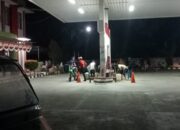 Petugas SPBU tampak santai mengisi BBM untuk puluhan jerigen meski terjadi antrian panjang di SPBU Jl KH Dewantara Sibuhuan. Minggu (24/3) (Waspada/Muhammad Satio)