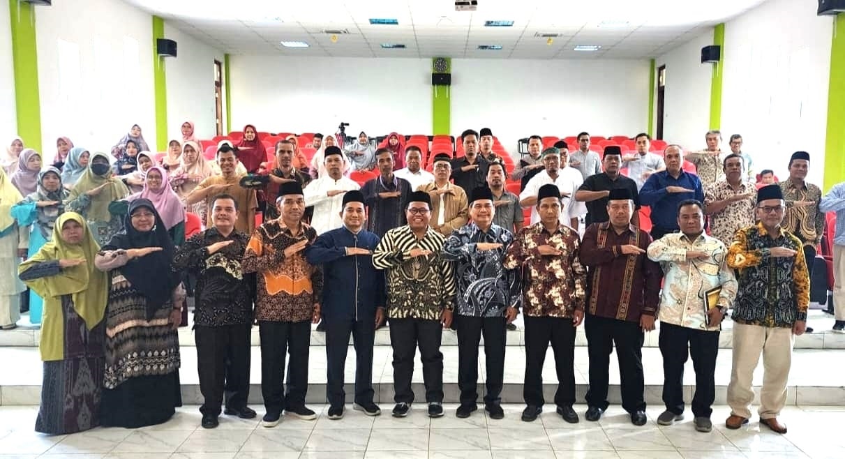 Rektor UIN Syahada Padangsidimpuan Dr.Muhammad Darwis Dasopang (5 kanan) foto bersama demgam nara sumber dan peserta Workshop Pengembangan Ekosistem Kampus Berbasis Moderasi Beragama.Waspada/ist.