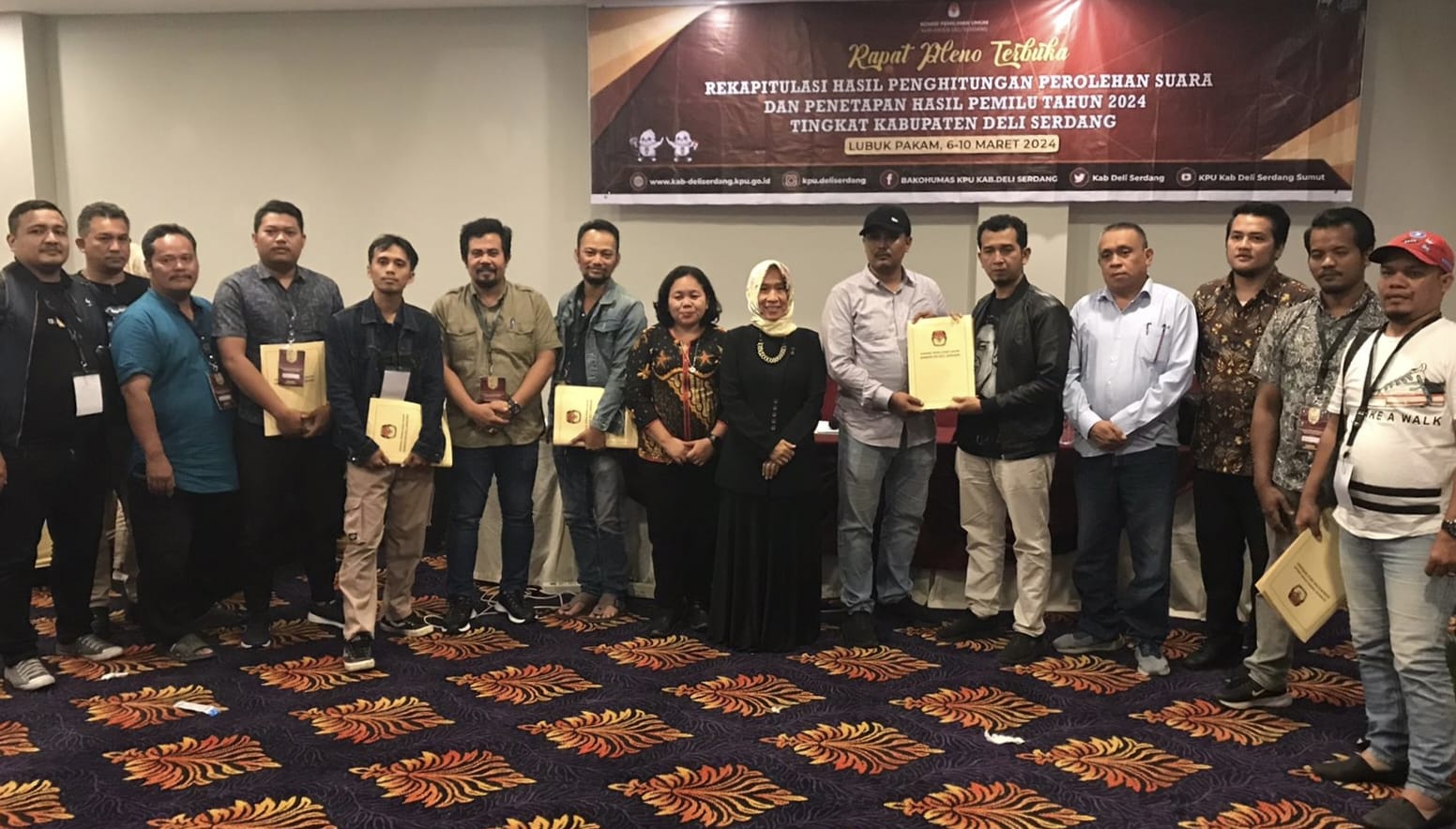 Saksi Partai Gerindra Budi Sastra Sitepu berfoto bersama Komisioner KPUD Deliserdang dan Bawaslu serta para saksi partai politik lainnya usai rekapitulasi. (Waspada/ist).